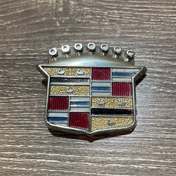 VINTAGE CADILLAC Trunk Lid Cover Emblem Metal Badge 2” No. 9724504 - Picture 2 of 5